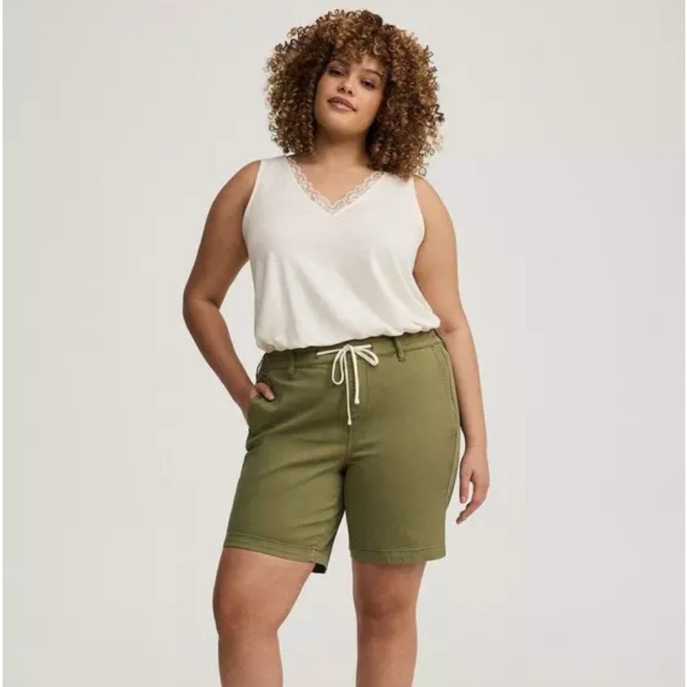 NEW! TORRID Weekend Mid-Rise Bermuda Short, size 1X, Olivine, NWOT FABULOUS!